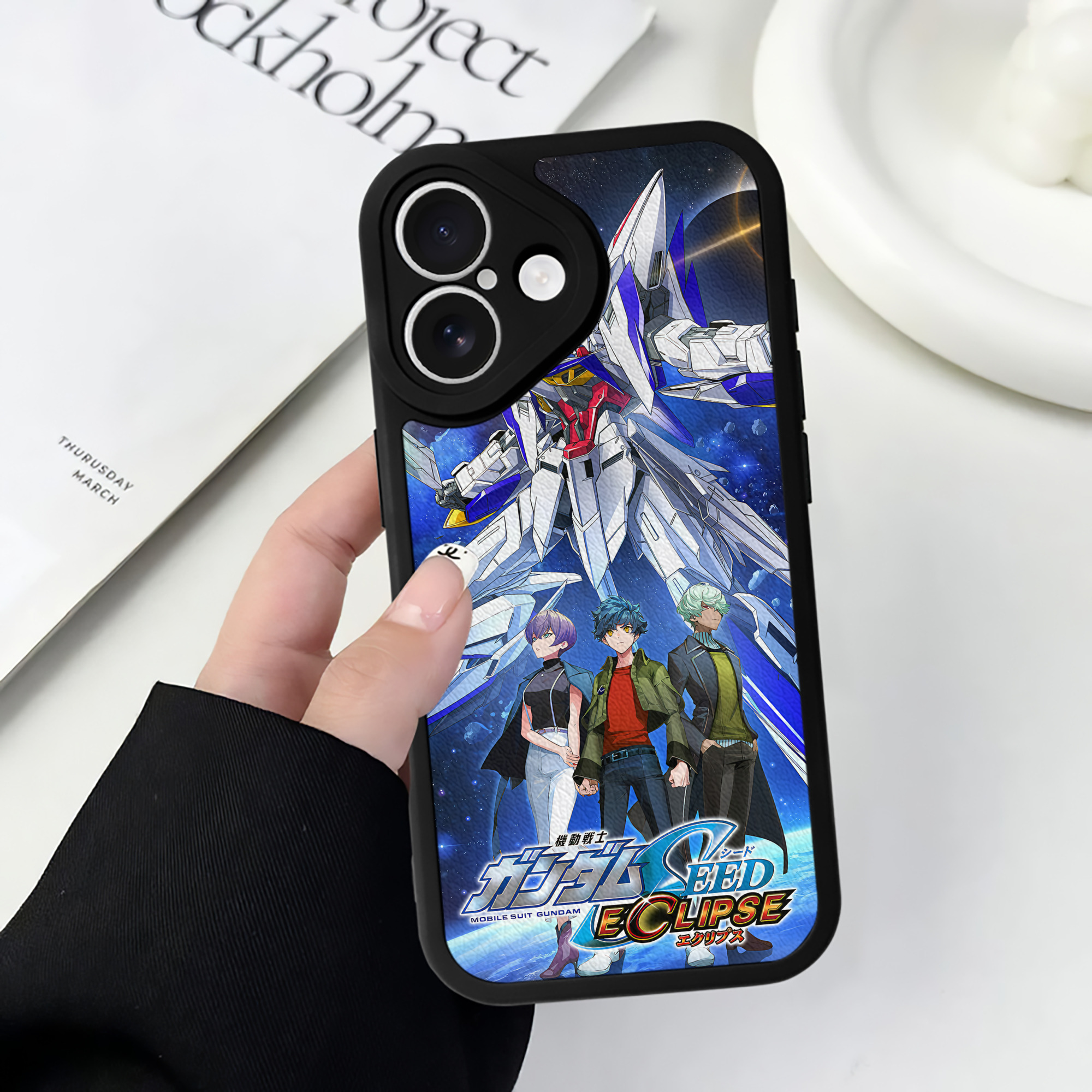 （画像用） 機動戦士ガンダム Mobile Suit Gundam 【iPhone 16シリーズ対応】シリコンスマホケース（レザー調） 材質：シリコン